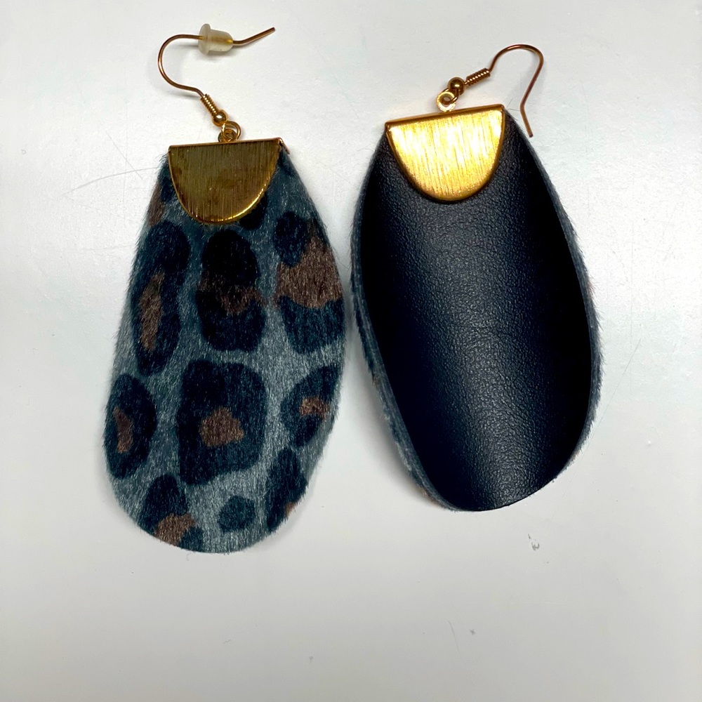 Earrings. - Picture 2 of 4